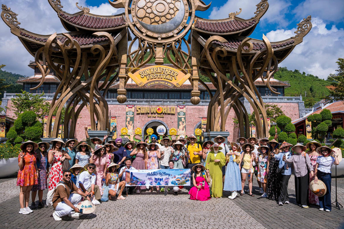 Những nhà sáng tạo nội dung số từ Ấn Độ và Trung Đông trải nghiệm SunWorld Ba Na Hills tháng 10/2025. Ảnh: Nguyễn Tú.