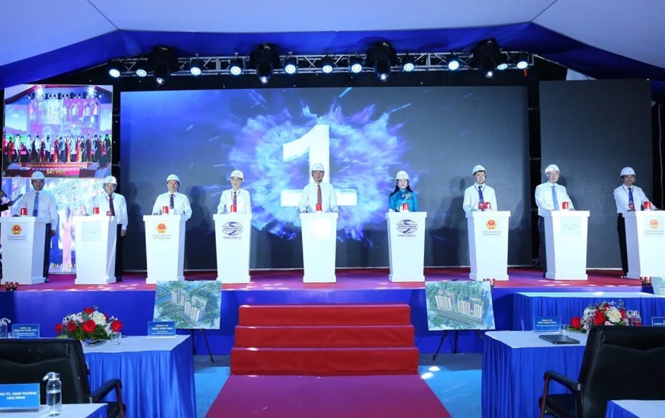 Ông Trịnh Tuấn Sinh - Phó Bí thư Tỉnh ủy, Chủ tịch Ủy ban MTTQ tỉnh cùng các đại biểu ấn nút khởi công dự án Nhà ở xã hội Nam Ngạn. Ảnh: Quốc Hương.