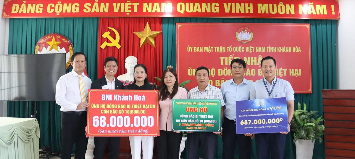 
Đại diện các đơn vị trao kinh phí ủng hộ đồng bào các tỉnh khắc phục thiệt hại do cơn bão bão số 10, cho Ủy ban MTTQ Việt Nam tỉnh Khánh Hòa. (ảnh C.T).

