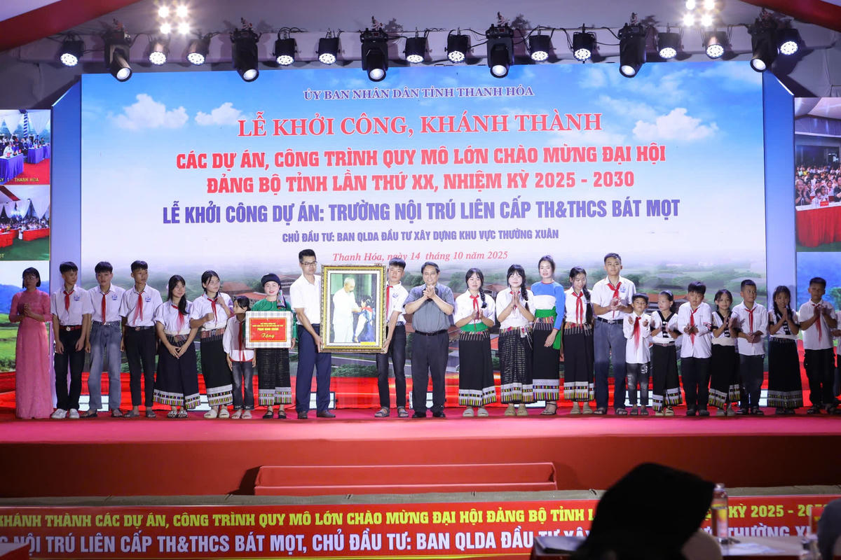 Thủ tướng Chính phủ trao tặng Trường Tiểu học và THCS Bát Mọt bức tranh 'Bác Hồ đeo khăn quàng đỏ cho học sinh'. Ảnh: Minh Hiếu.