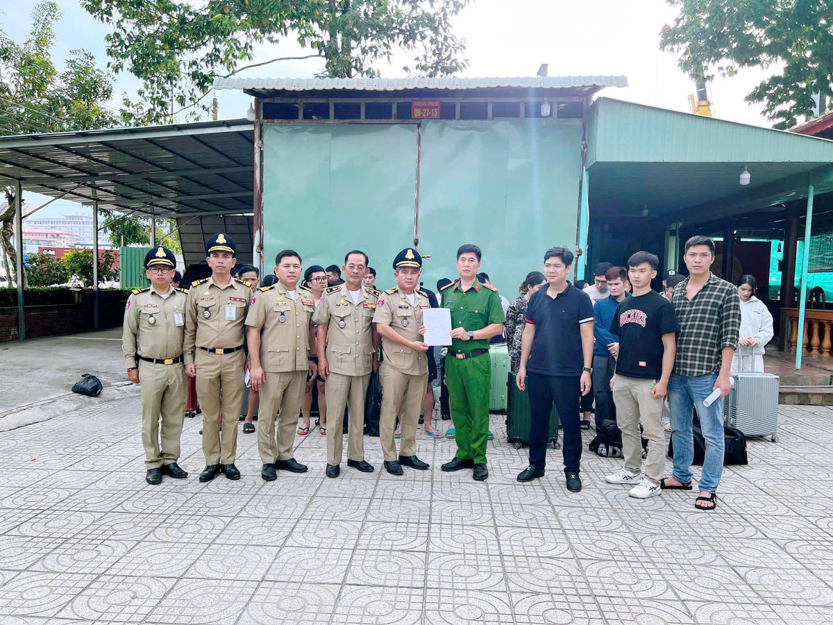 Lực lượng chức năng Việt Nam và Campuchia bắt giữ các đối tượng. Ảnh: CAT Cao Bằng.