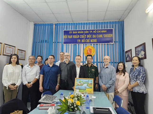 Hội Nạn nhân chất độc da cam/dioxin TP Hồ Chí Minh và Đoàn ĐH Georgia tại buổi đến thăm và làm việc. Ảnh: Linh Trần.