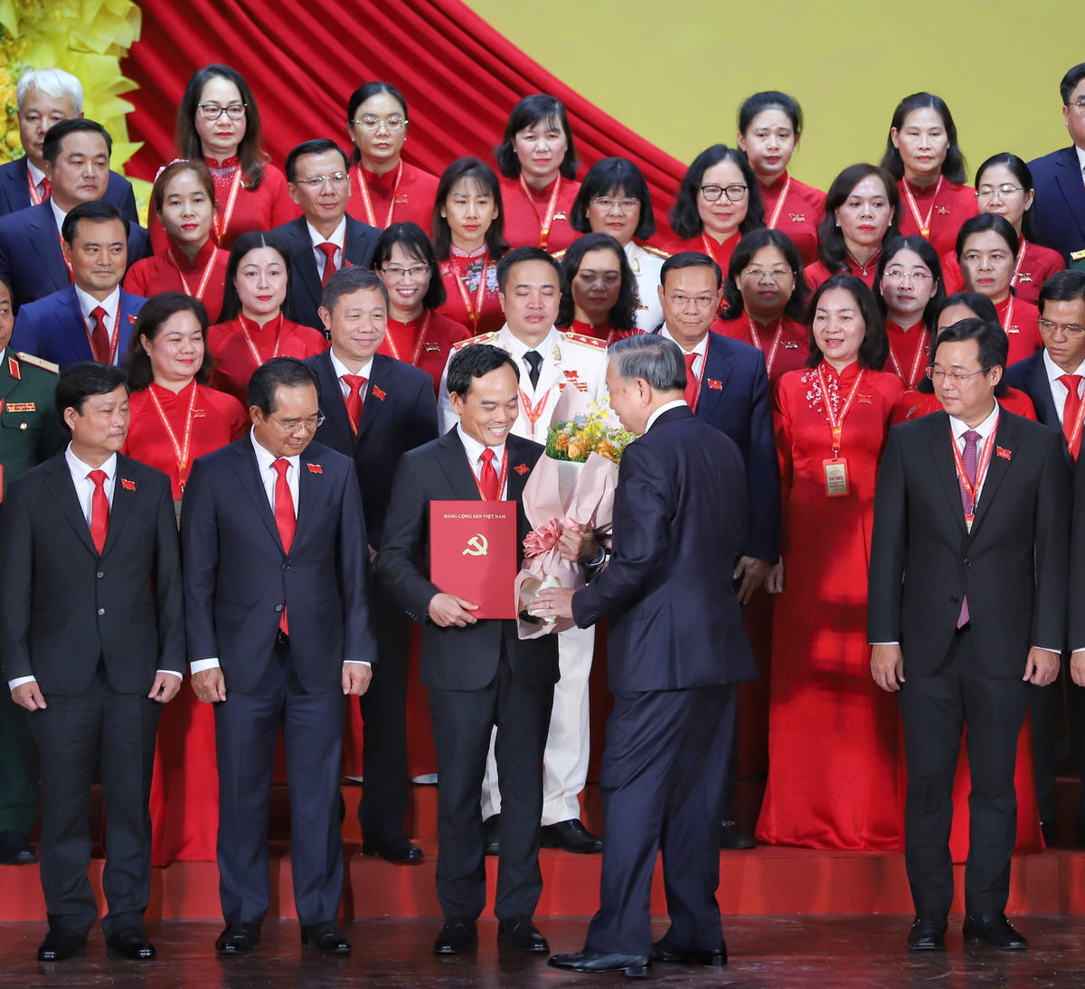 Tổng Bí thư Tô Lâm chúc mừng Bí thư Thành ủy TP Hồ Chí Minh Trần Lưu Quang tại đại hội. Ảnh: Đ.H.