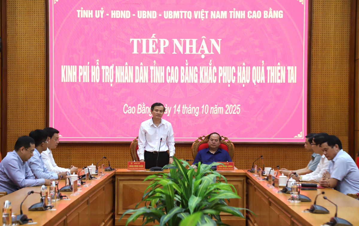 Ông Đoàn Minh Huấn, Phó Giám đốc Thường trực Học viện chính trị Quốc gia Hồ Chí Minh phát biểu tại buổi tiếp nhận. Ảnh: D.L.