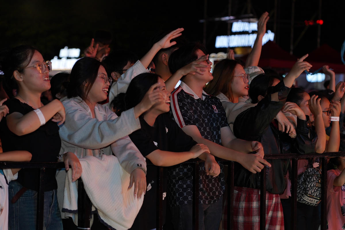 Người dân thích thú với các màn trình diễn của các ca sĩ