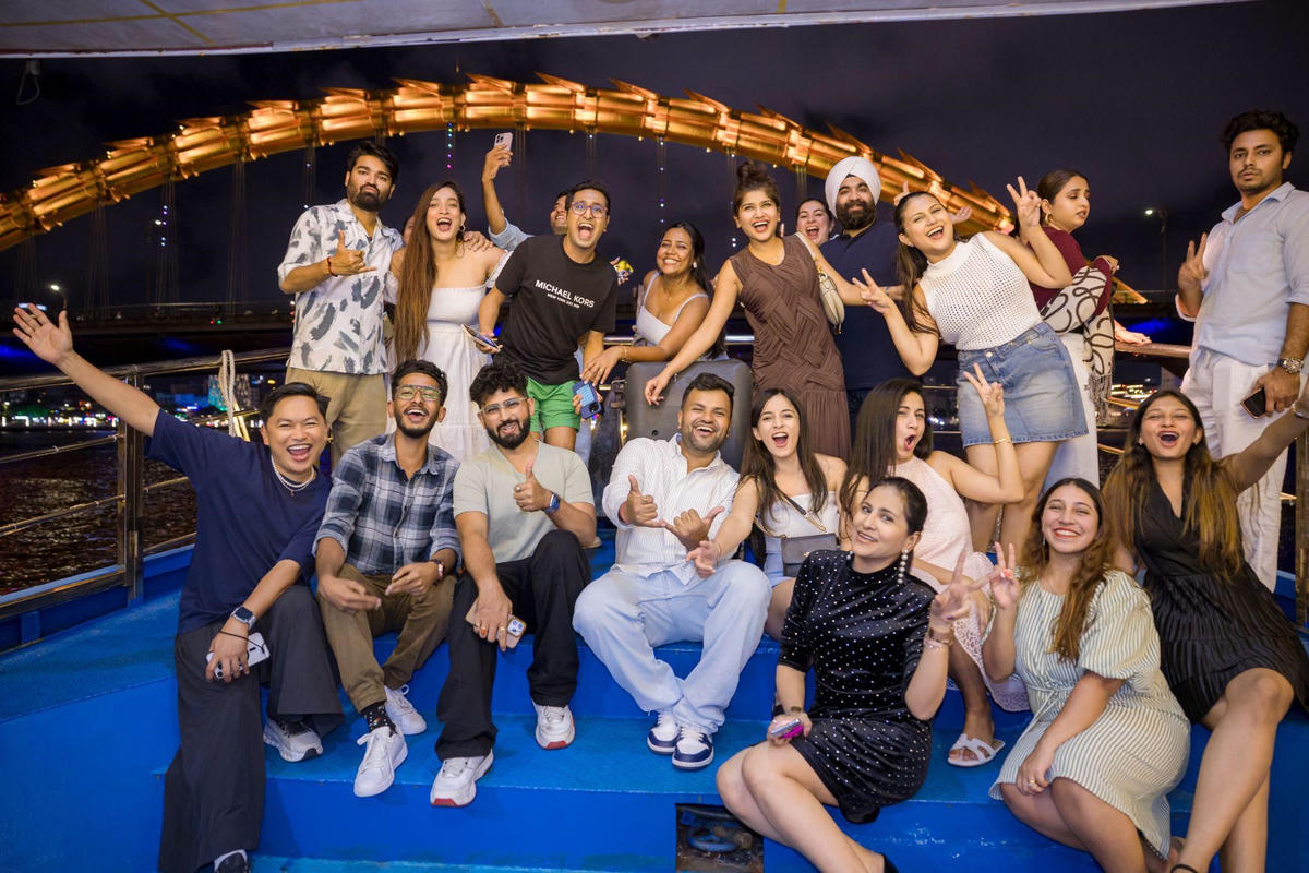 Các nhà sáng tạo nội dung số tham quan sông Hàn, cầu Rồng trên tàu du lịch. Ảnh: Nguyễn Tú.