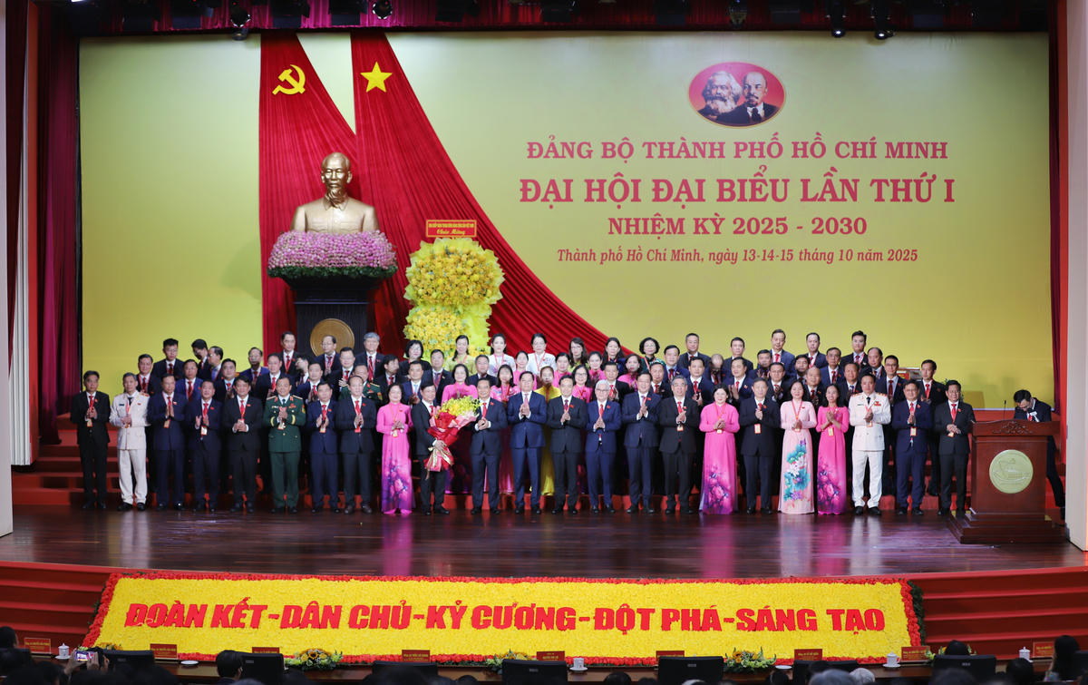 Ra mắt Đoàn đại biểu Đảng bộ TP Hồ Chí Minh dự Đại hội đại biểu toàn quốc lần thứ XIV của Đảng. Ảnh: Đ.H.