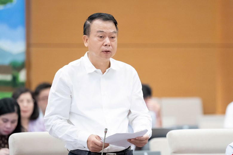 Thứ trưởng Bộ Tài chính Nguyễn Đức Chi báo cáo tại phiên họp (Ảnh: Phạm Thắng)