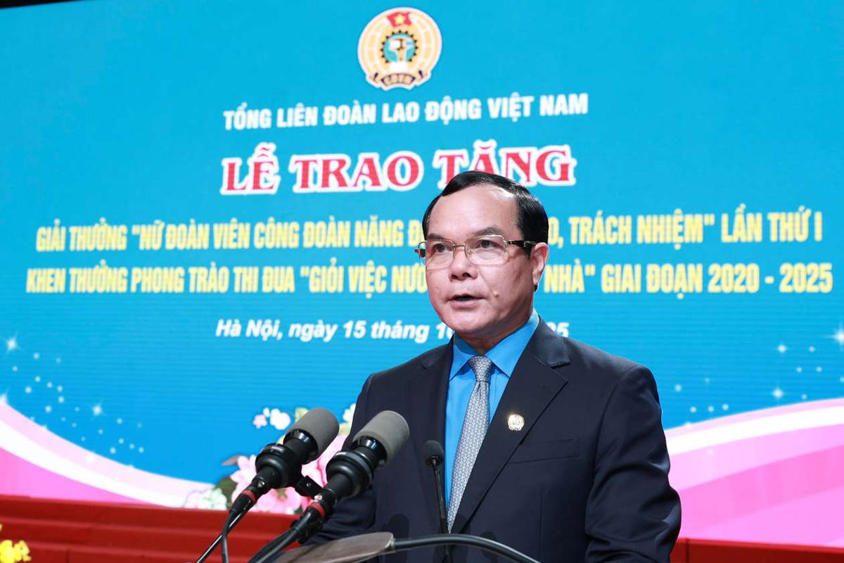 Ông Nguyễn Đình Khang, Phó Chủ tịch UBTƯ MTTQ Việt Nam, Chủ tịch Tổng Liên đoàn Lao động Việt Nam phát biểu tại lễ tôn vinh. Ảnh: N. Hải