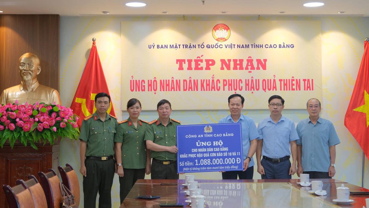 Ủy ban MTTQ Việt Nam tỉnh Cao Bằng tiếp nhận kinh phí ủng hộ đồng bào vùng lũ lụt từ Công an tỉnh Cao Bằng. Ảnh: MTTQ Cao Bằng.. 