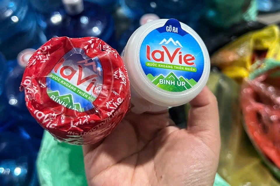 Hiện Cơ quan Cảnh sát điều tra - Công an Hà Nội đã ra Quyết định khởi tố vụ án hình sự, khởi tố 4 bị can về tội "Sản xuất, buôn bán hàng giả là lương thực, thực phẩm", quy định tại tại Điều 193 Bộ Luật hình sự.