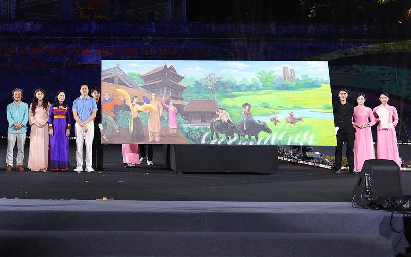 Đại diện Ngân hàng SHB và Tập đoàn T&amp;T Group đấu giá thành công bức tranh của họa sĩ Ngô Bá Hoàng với giá 1 tỷ đồng.