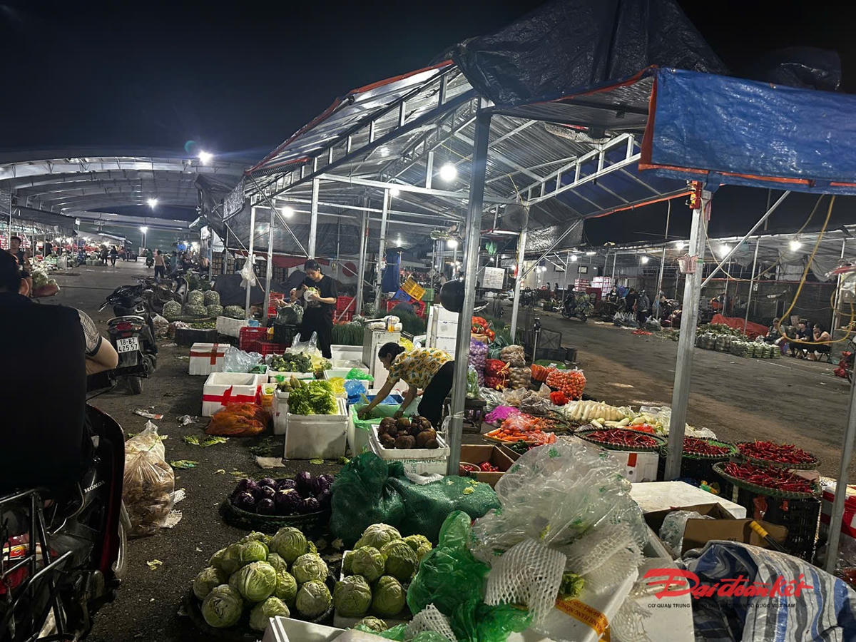 Không chỉ ở chợ dân sinh tại chợ đầu mối giá rau xanh cũng tăng từ 1-2 lần so với ngày thường. Ảnh: Thanh Bình.