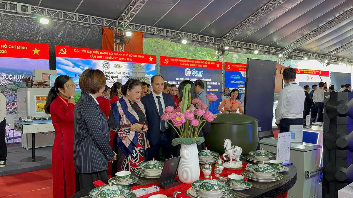 Nguyên Chủ tịch Quốc hội Nguyễn Thị Kim Ngân tham quan gian trưng bày công nghệ nano trong chế tác gốm sứ tại triển lãm. Ảnh: H.Phúc.