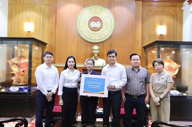 Ông Bùi Quang Huy,&nbsp; Phó Chủ tịch UBTƯ MTTQ Việt Nam, Bí thư thứ nhất Trung ương Đoàn Thanh niên Cộng sản Hồ Chí Minh tiếp nhận ủng hộ từ Picenza Việt Nam. Ảnh: Minh Hiển