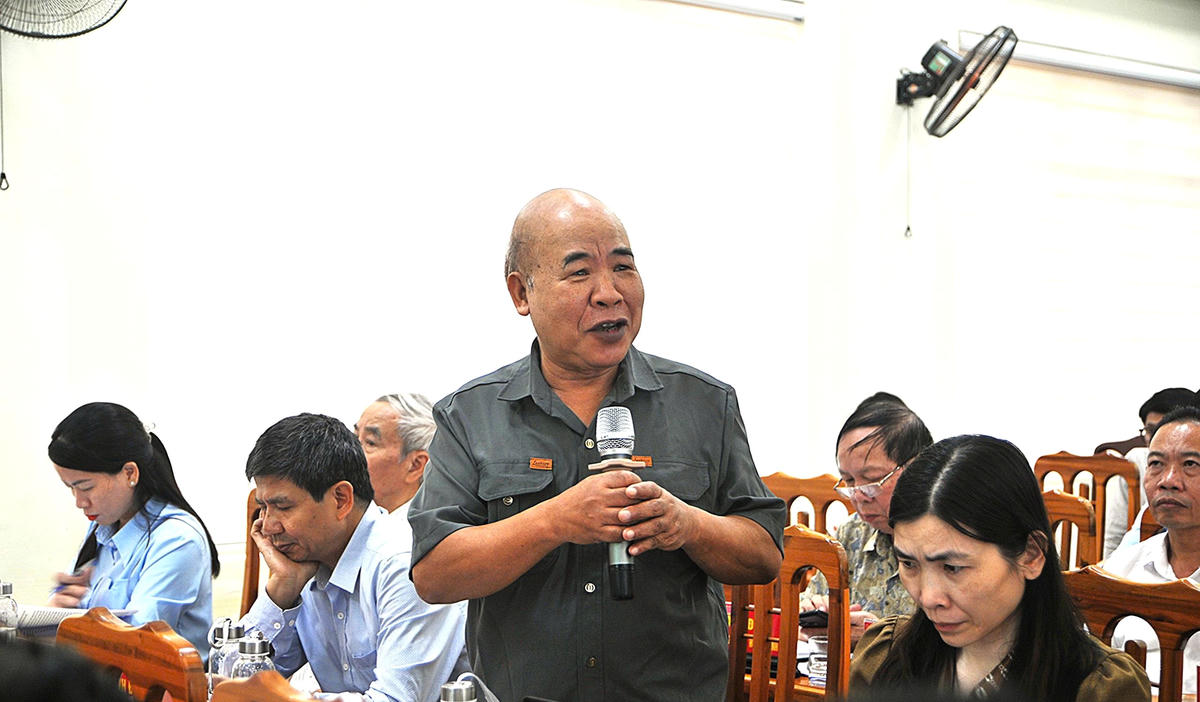 Đại biểu cho ý kiến góp ý vào Dự thảo Báo cáo chính trị trình tại Đại hội đại biểu MTTQ Việt Nam tỉnh Tuyên Quang lần thứ I. Ảnh: Xuân Trường.