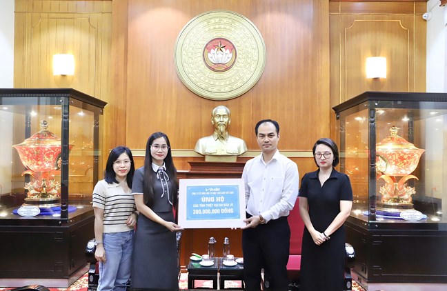 Đại diện lãnh đạo Ban&nbsp;Công tác xã hội Cơ quan UBTƯ MTTQ Việt Nam tiếp nhận ủng hộ.Ảnh: Minh Hiển