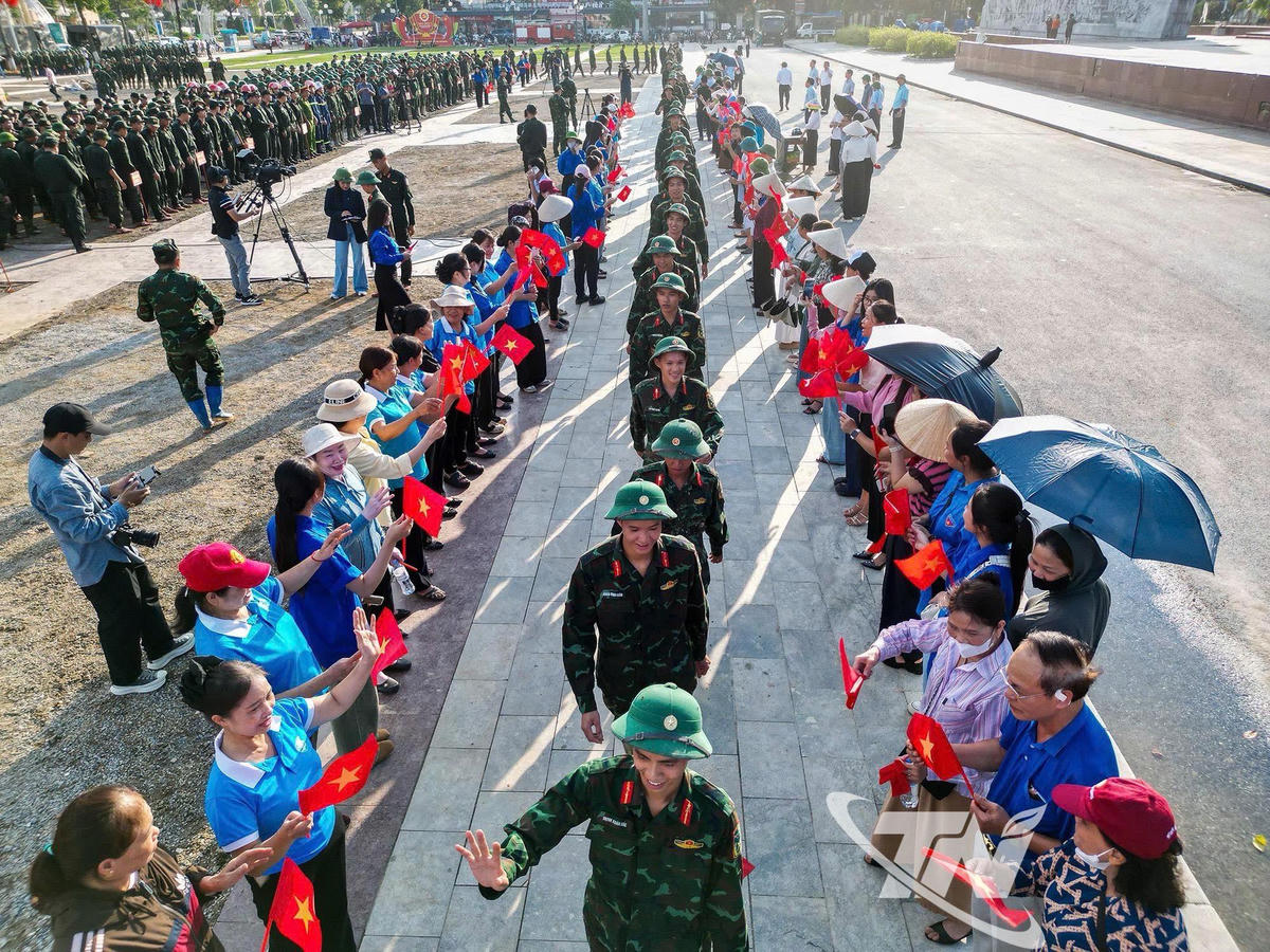 Các chiến sỹ lên đường trở về đơn vị. Ảnh: Báo TN.