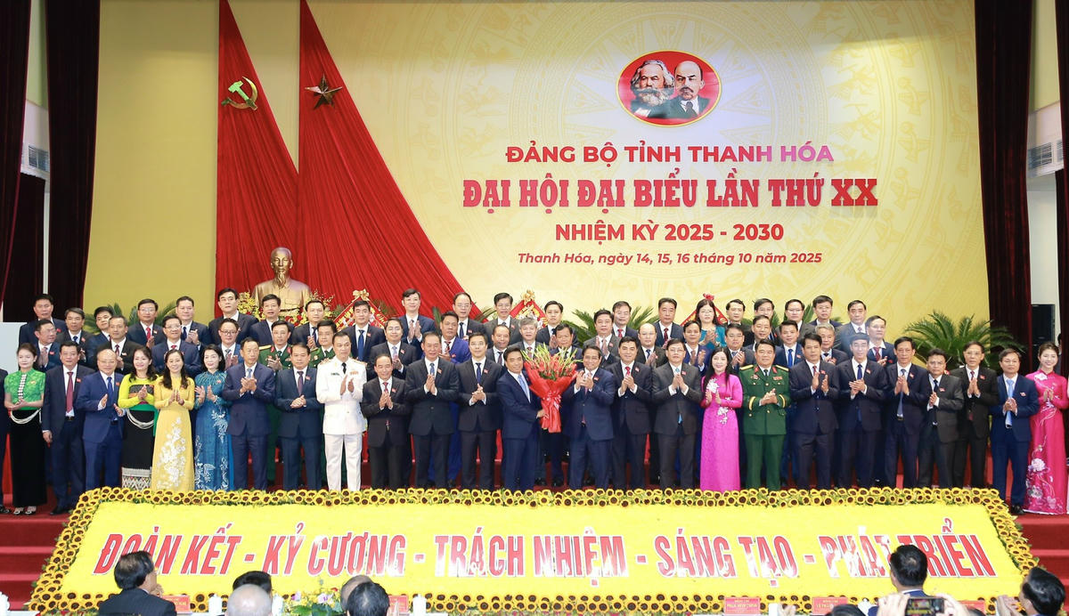 Thủ tướng Phạm Minh Chính tặng hoa chúc mừng Ban Chấp hành Đảng bộ tỉnh Thanh Hóa khóa XX. Ảnh: Minh Hiếu