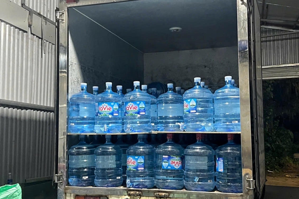 Sau khi sản xuất xong các bình nước Lavie giả, Lê Văn Viết sử dụng các xe ô tô tải (loại nhỏ 1 tấn đến 1,25 tấn) và thường xuyên thay đổi biển kiểm soát trên xe ô tô để vận chuyển nước Lavie giả đến 3 kho hàng trên địa bàn thành phố, rồi trà trộn vào nước Lavie chính hãng rồi vận chuyển đi bán cho người dân, các công ty, cơ quan... nhằm thu lời bất chính.