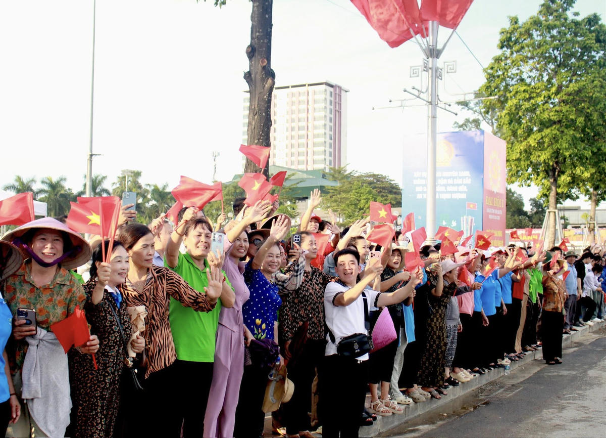 Đông đảo người dân đễn chia tay các anh: Thu Huệ.