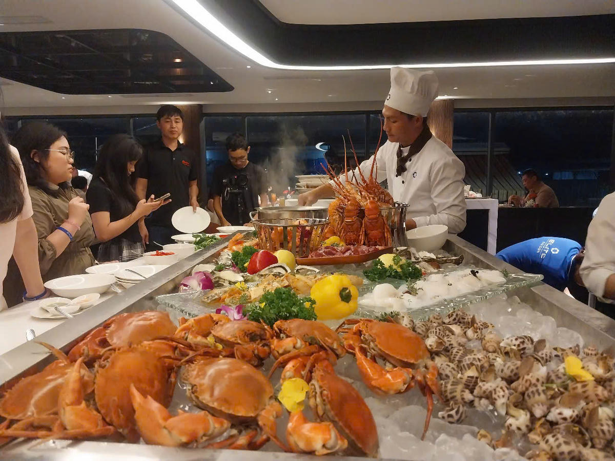 Du khách thưởng thức ẩm thực trên du thuyền. Ảnh: P.T