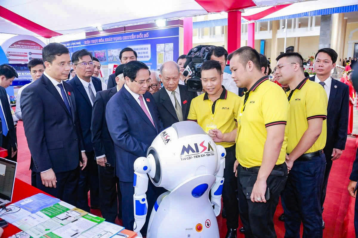 Đại diện Công ty Misa giới thiệu tới Thủ tướng các giải pháp chuyển đổi số mà Công ty đang thực hiện. Ảnh: Minh Hiếu