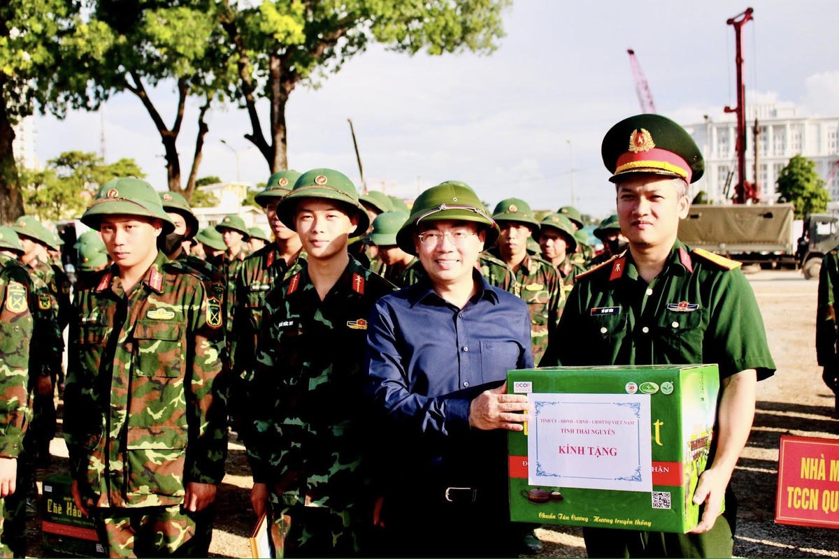 Phó Bí thư Thường trực Tỉnh ủy , Chủ tịch HĐND tỉnh Thái Nguyên Nguyễn Đăng Bình tặng quà cho các đơn vị tham gia giúp đỡ tỉnh Thái Nguyên. Ảnh: Thu Huệ.&nbsp;