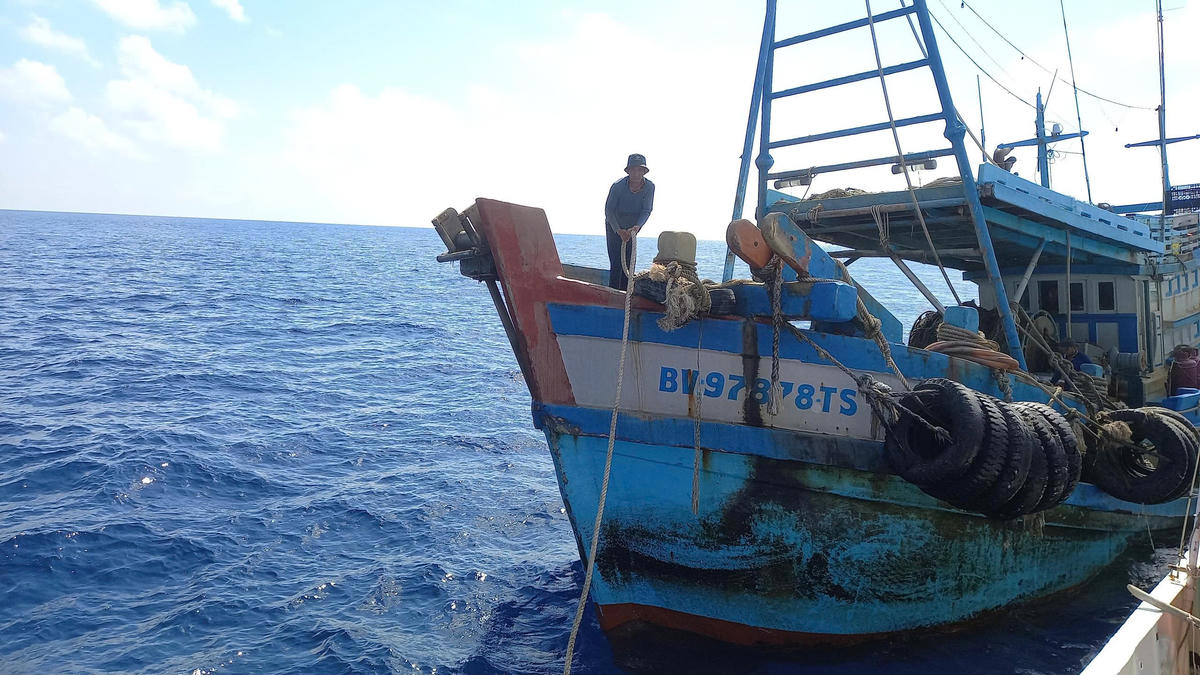 Tàu cá  BV97878TS cập mạn tàu KN 201. Ảnh: Đức Định.