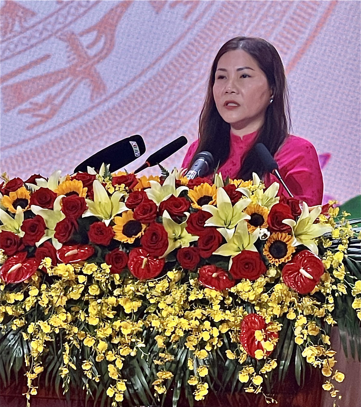 Bà Trần Thị Tú  Viên , Phó Chủ tịch Ủy ban Mặt trận Tổ quốc Việt Nam Tỉnh Khánh Hòa phát biểu tham luận tại đại hội. (ảnh Thùy Trang)