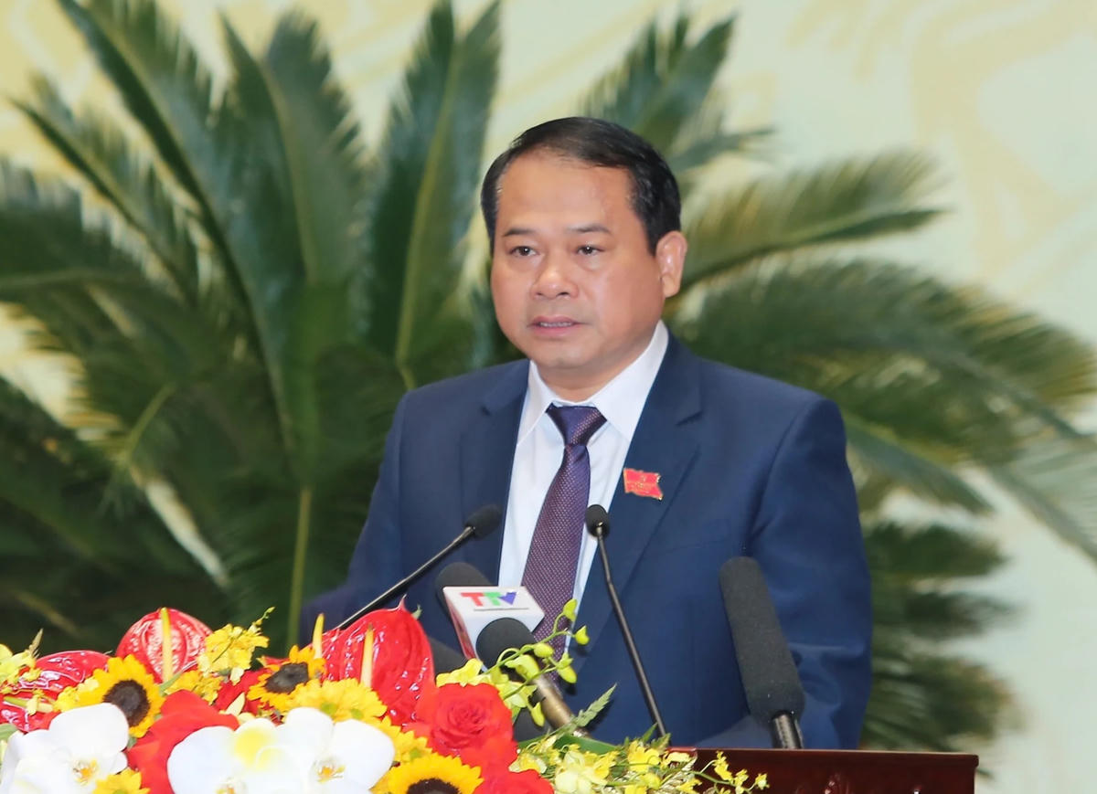 Trưởng ban Tổ chức Tỉnh ủy Nguyễn Văn Hùng trình bày đề án nhân sự. Ảnh: Minh Hiếu