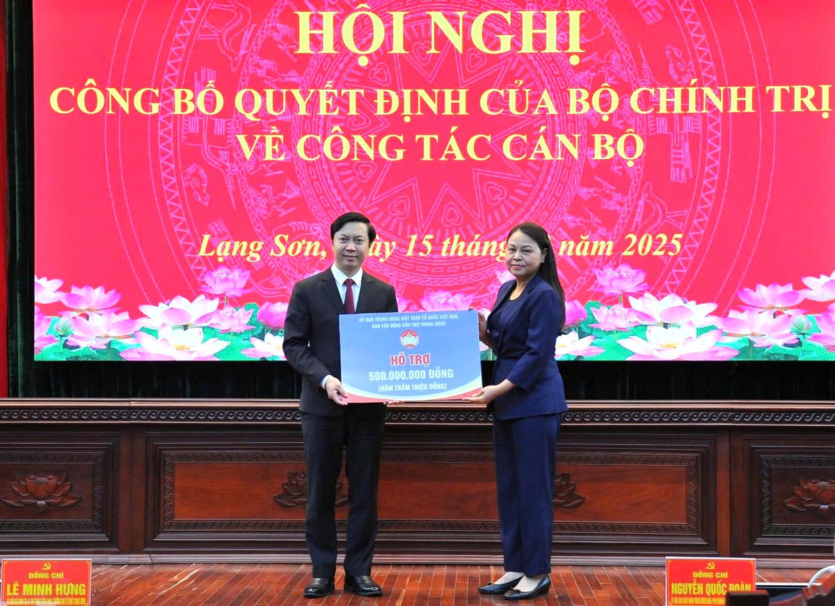 Ủy viên Trung ương Đảng, Phó Chủ tịch - Tổng thư ký UBTƯ MTTQ Việt Nam Nguyễn Thị Thu Hà&nbsp;trao kinh phí hỗ trợ tỉnh Lạng Sơn khắc phục hậu quả do thiên tai gây ra. Ảnh: BLS