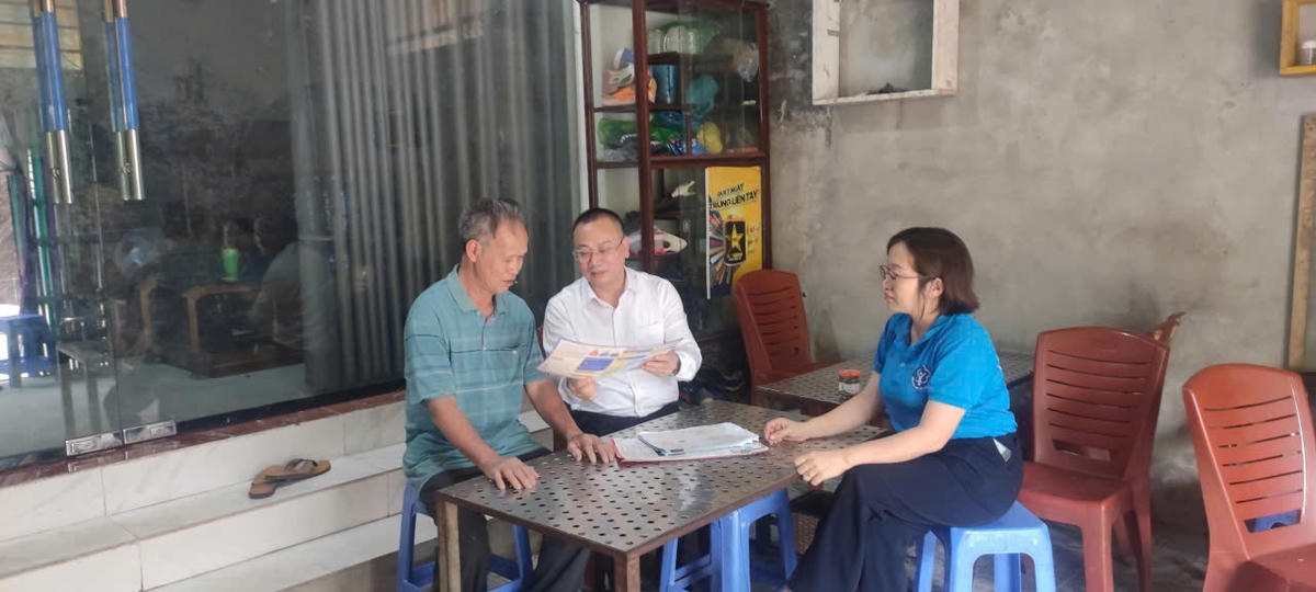 Tuyên truyền chính sách BHXH cho hộ kinh doanh cá thể. Ảnh: L.H
