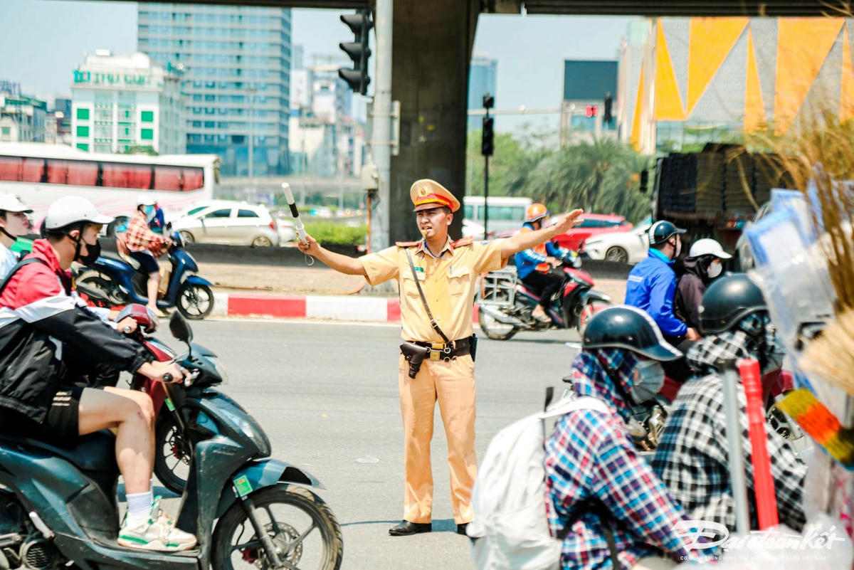 CSGT Hà Nội phân luồng giao thông. Ảnh: Lê Khánh.