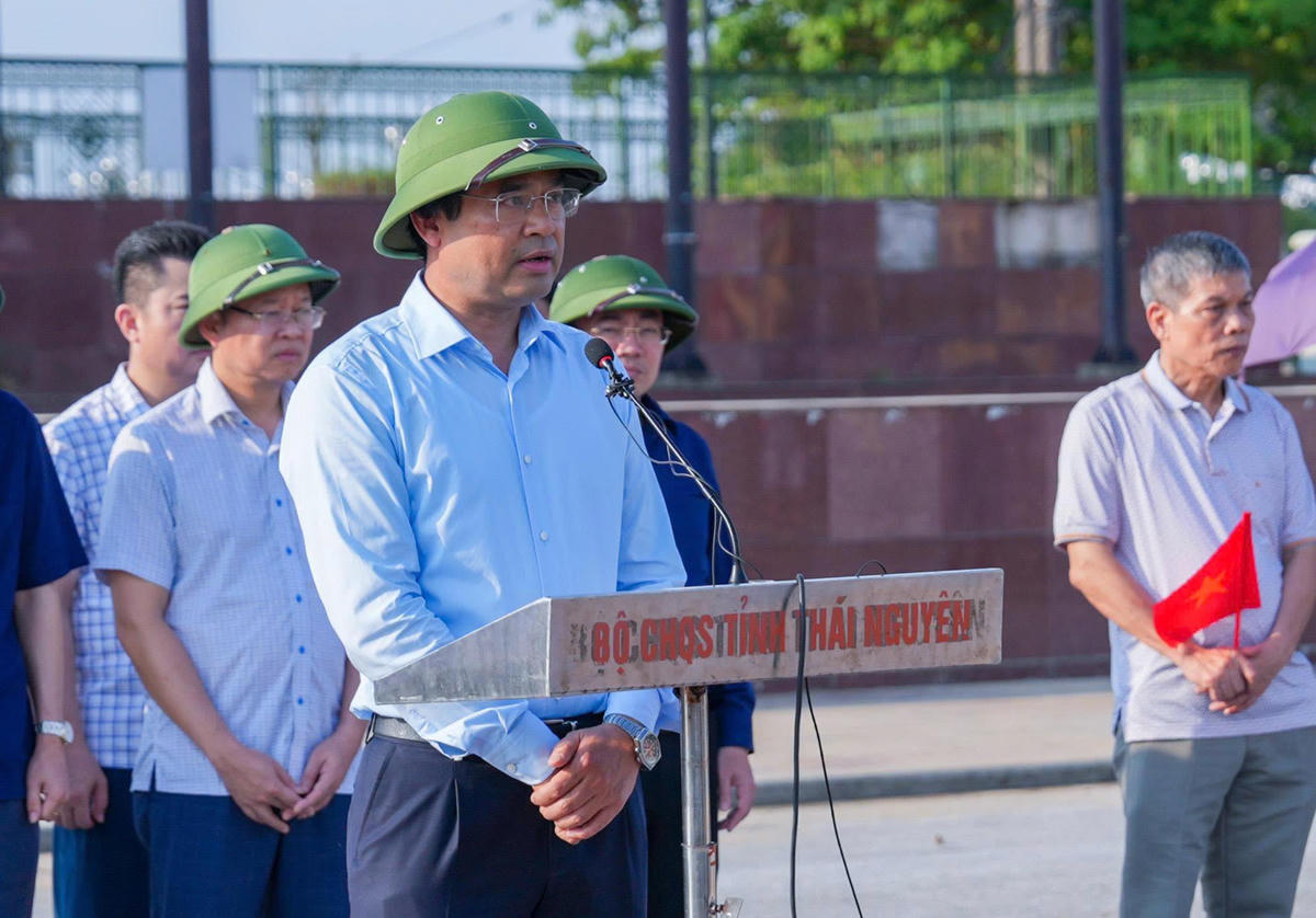 Bí thư Tỉnh ủy Thái Nguyên Trịnh Xuân Trường cảm ơn những cán bộ, chiến sỹ lực lượng vũ trang đã không ngại gian khổ giúp đỡ nhân dân Thái Nguyên. Ảnh: Báo TN.