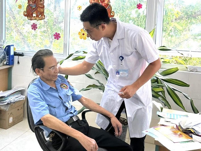 Hỗ trợ bệnh nhân cai thuốc lá tại Bệnh viện Y học Cổ truyền Trung ương. BVCC