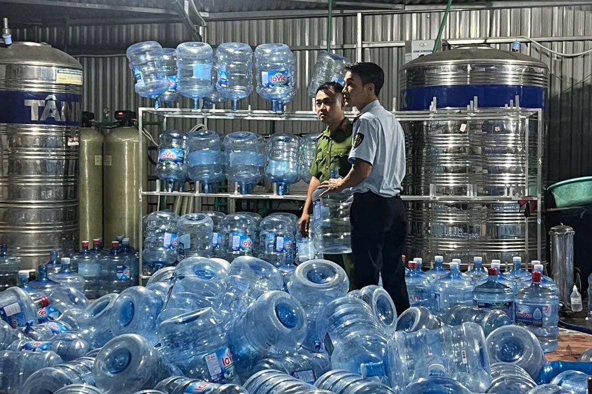 Ngày 15/10, Công an Hà Nội cho biết, ngày 2/10, Công an Hà Nội kiểm tra xưởng sản xuất nước của đối tượng Lê Văn Viết đã phát hiện, bắt quả tang các đối tượng đang dùng vòi bơm nước máy vào các bình Lavie (đã được chuẩn bị từ trước), thu giữ hơn 500 bình nước Lavie giả các loại 19 lít và 18,5 lít.