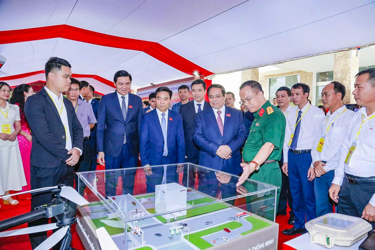 Đại diện Viettel giới thiệu tới Thủ tướng những dự án mới của đơn vị. Ảnh: Minh Hiếu