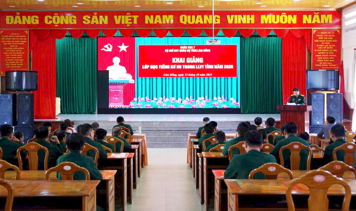 Các học viên dự lễ khai giảng lớp bồi dưỡng tiếng K’Ho năm 2025. (ảnh H.L)