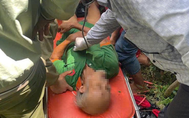 Ông P.V.H. được giải cứu thành công và đưa lên khỏi giếng sâu. Ảnh: Công an cung cấp.