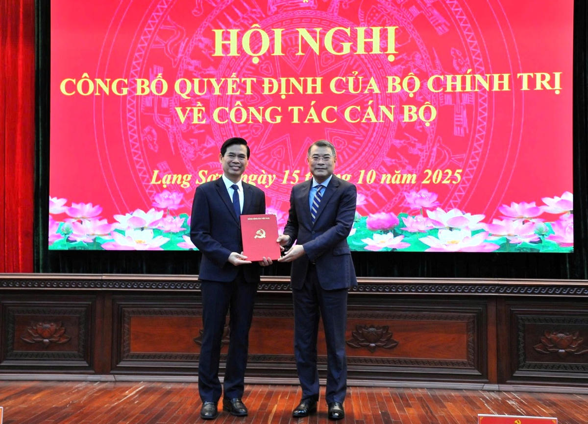 Ủy viên Bộ Chính trị, Bí thư Trung ương Đảng, Trưởng Ban Tổ chức Trung ương Lê Minh Hưng trao Quyết định cho tân Bí thư Tỉnh ủy Lạng Sơn Hoàng Quốc Khánh. Ảnh: BLS.