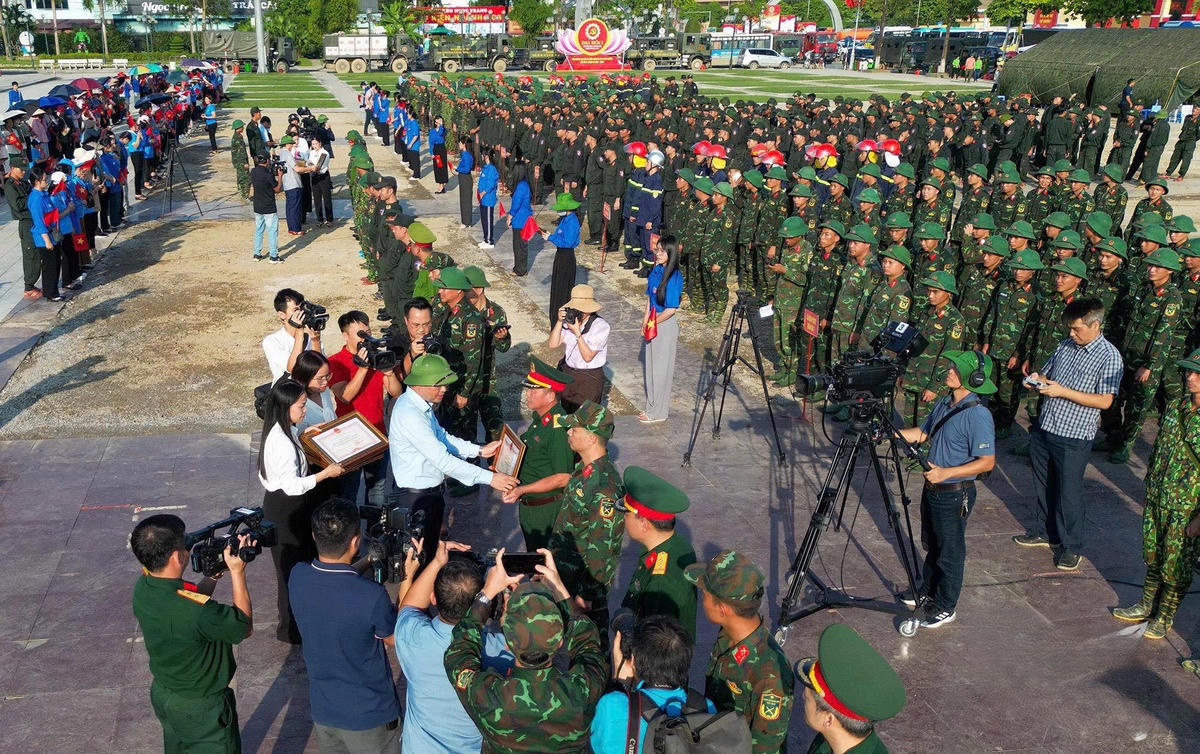 Chương trình được tổ chức tại Quảng trường Võ Nguyên Giáp, nơi cắm trại của lực lượng vũ trang trong những ngày hỗ trợ nhân dân khắc phục hậu quả do bão gây ra trên địa bàn các phường, xã của tỉnh Thái Nguyên. Ảnh: Báo TN.