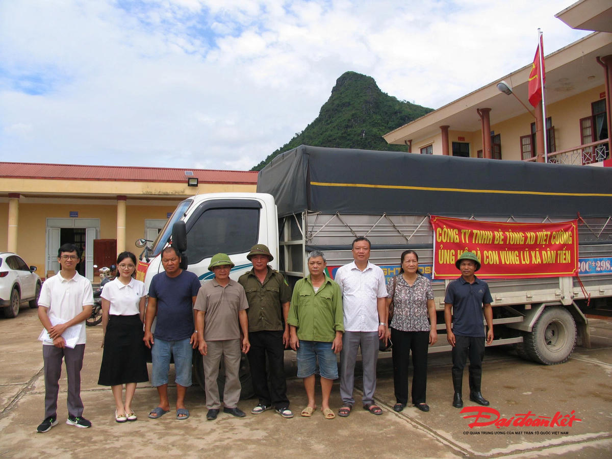 Công ty TNHH bê tông xây dựng Việt Cường trao tận tay cho người dân xã Dân Tiến bị ảnh hưởng bời thiên tai. Ảnh: Toán Nguyễn.