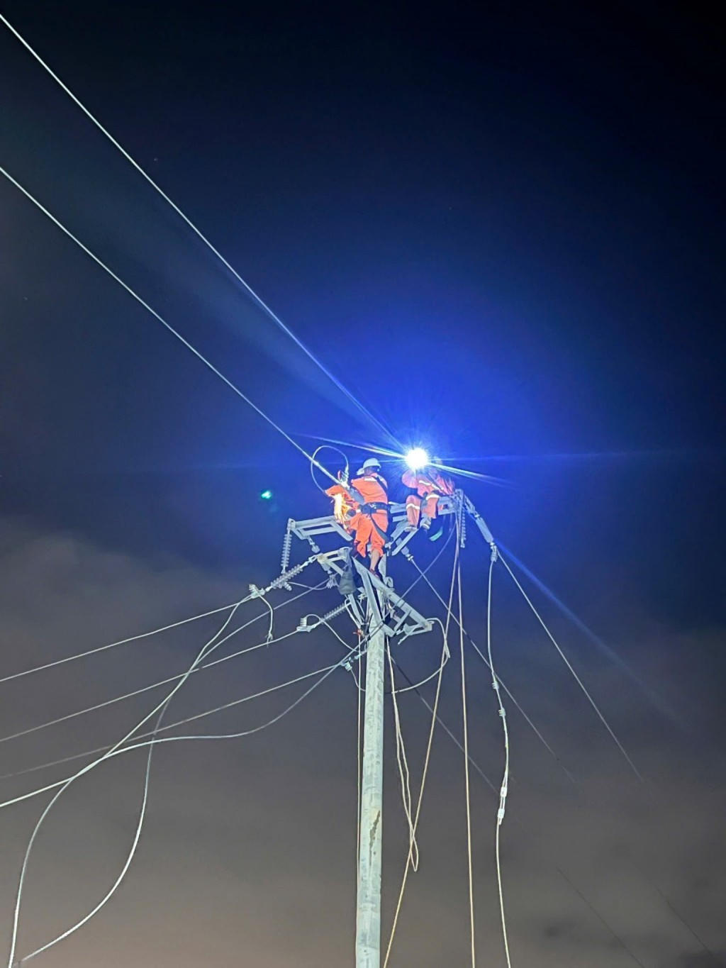 EVNNPC khắc phục hậu quả bão số 10 (Bualoi)