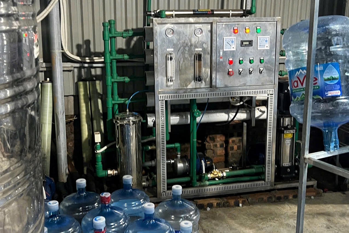 Tại xưởng sản xuất, Lê Văn Viết cho lắp đặt hệ thống sản xuất, máy khò, máy dập "date", màng co nilong, tem nhãn nước Lavie, các loại hóa chất tẩy rửa... để phục vụ cho việc sản xuất nước giả.