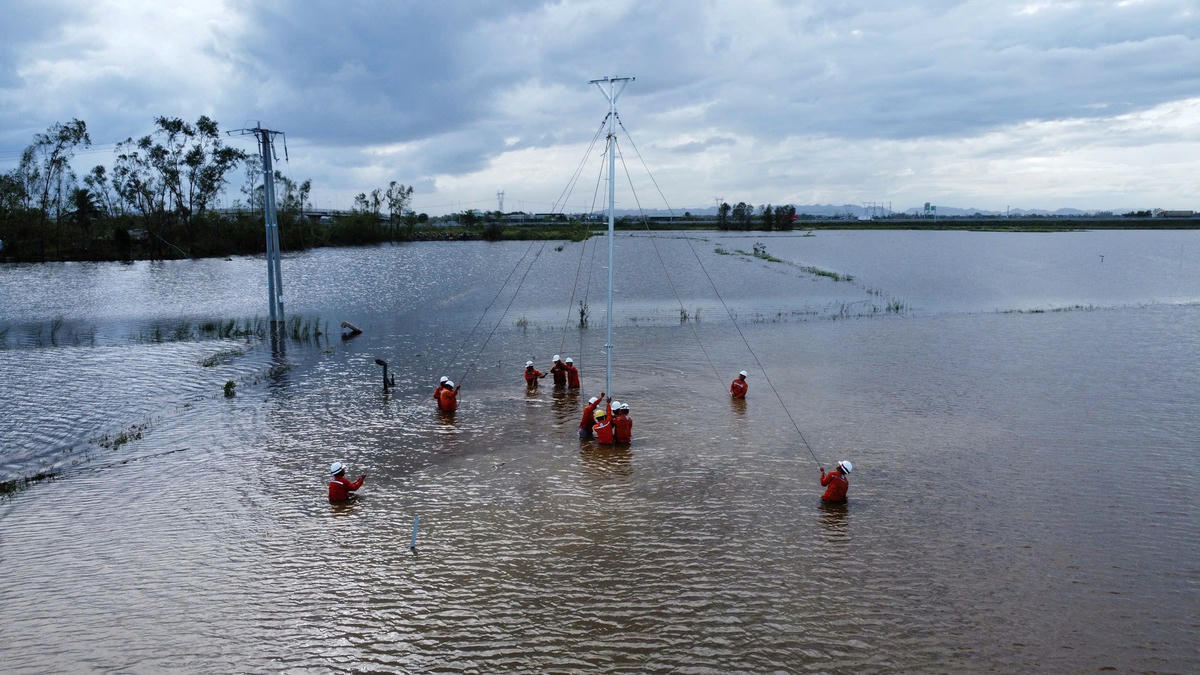 EVNNPC khắc phục hậu quả bão số 10 (Bualoi)