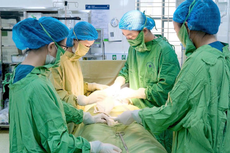 Các bác sĩ Bệnh viện Phụ Sản Hà Nội vừa xử trí thành công hội chứng truyền máu song thai- một thai không tim (ảnh BVCC)