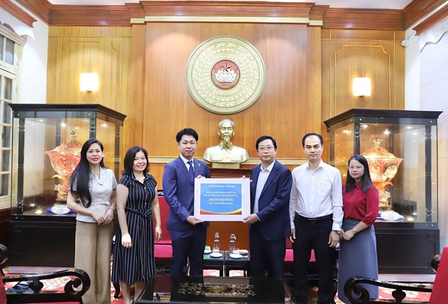 Ông Cao Xuân Thạo, Trưởng Ban Công tác xã hội Cơ quan Ủy ban Trung ương MTTQ Việt Nam tiếp nhận ủng hộ.&nbsp;