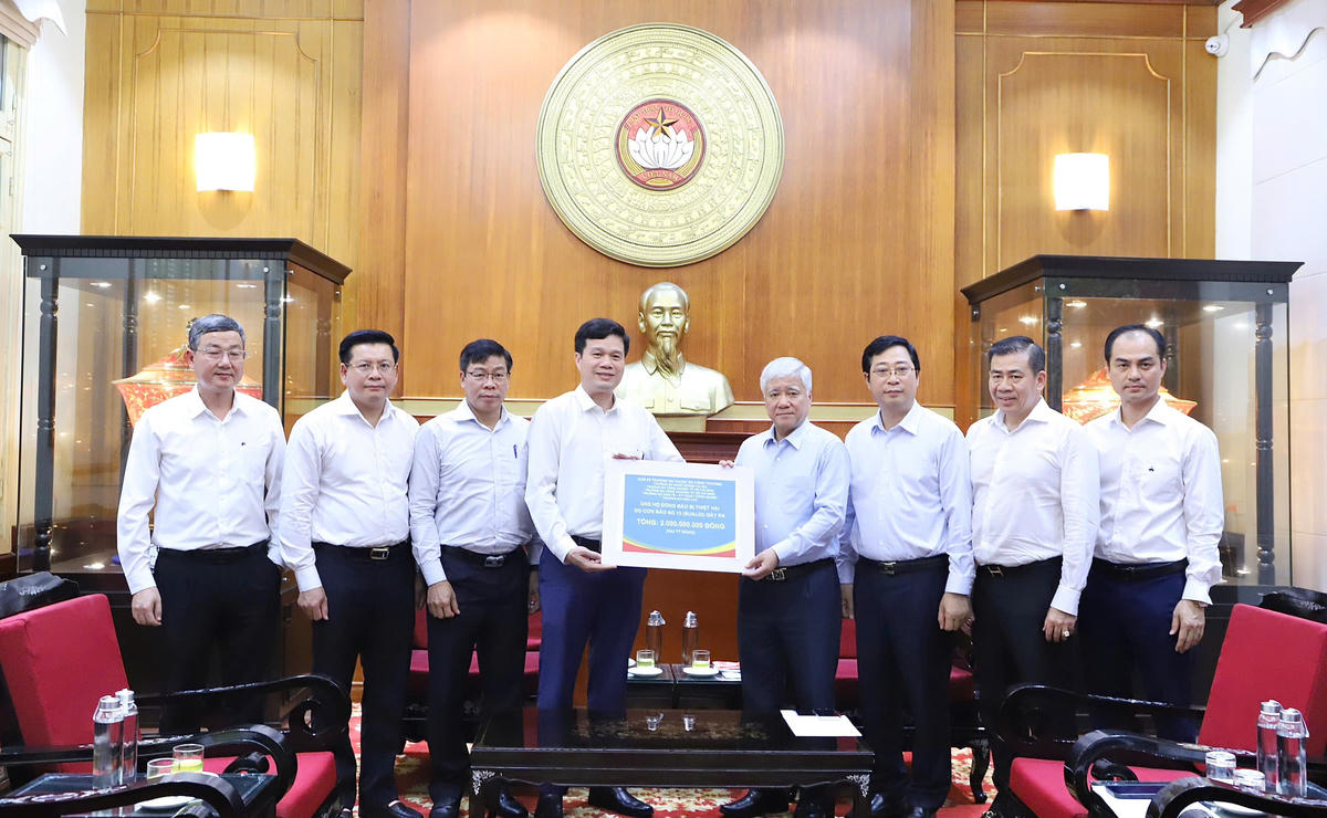 Ông Đỗ Văn Chiến, Ủy viên Bộ Chính trị, Bí thư Trung ương Đảng, Chủ tịch Ủy ban Trung ương MTTQ Việt Nam tiếp nhận ủng hộ từ 5 trường Đại học thuộc Bộ Công thương. Ảnh: M. Hiển