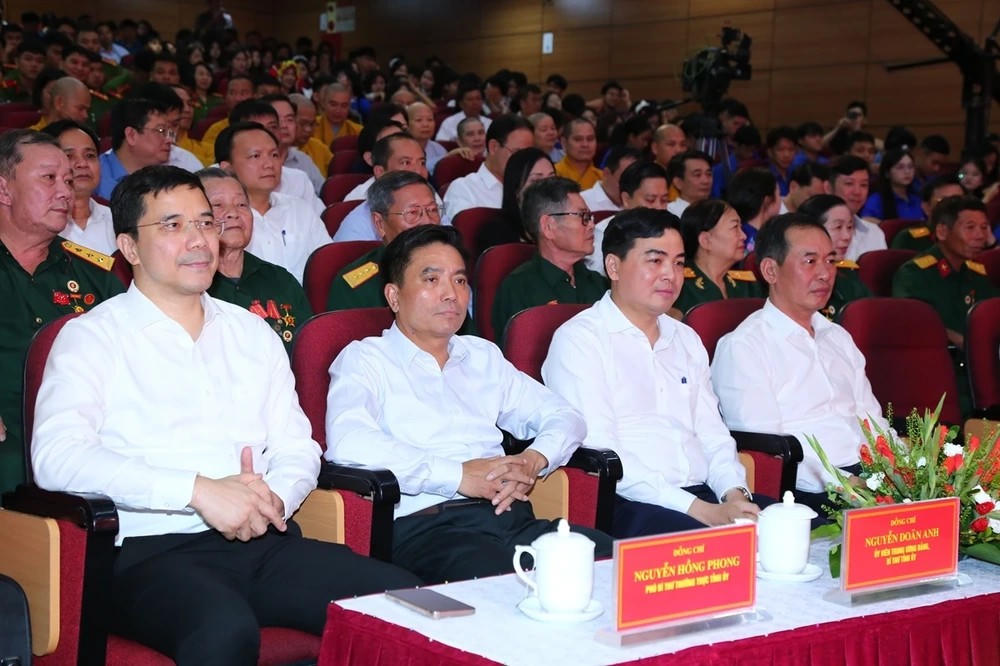 Ông Nguyễn Doãn Anh (thứ 2, từ trái qua), Bí thư Tỉnh ủy Thanh Hóa cùng các lãnh đạo chủ chốt tỉnh Thanh Hóa trong nhiệm kỳ mới tham dự tại chương trình. Ảnh: Nguyễn Chung.&nbsp;